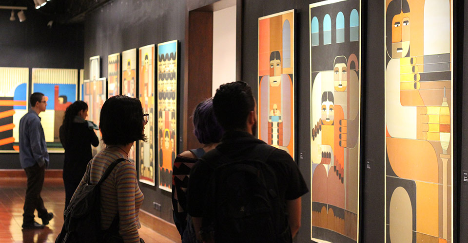 Visitantes observando las obras del artista Alvaro Bracci en las salas del Museo de Arte Costarricense.
