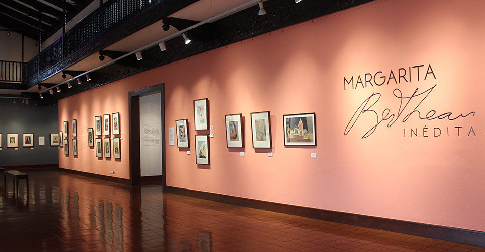 Sala principal de exposiciones del Museo de Arte Costarricense con obras de la artista Margarita Bertheau
