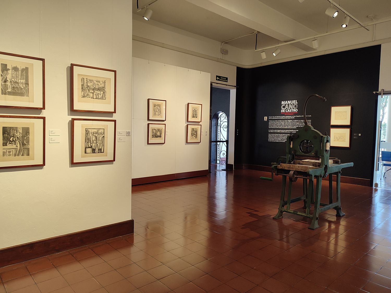 Sala con obras de arte y prensa litográfica