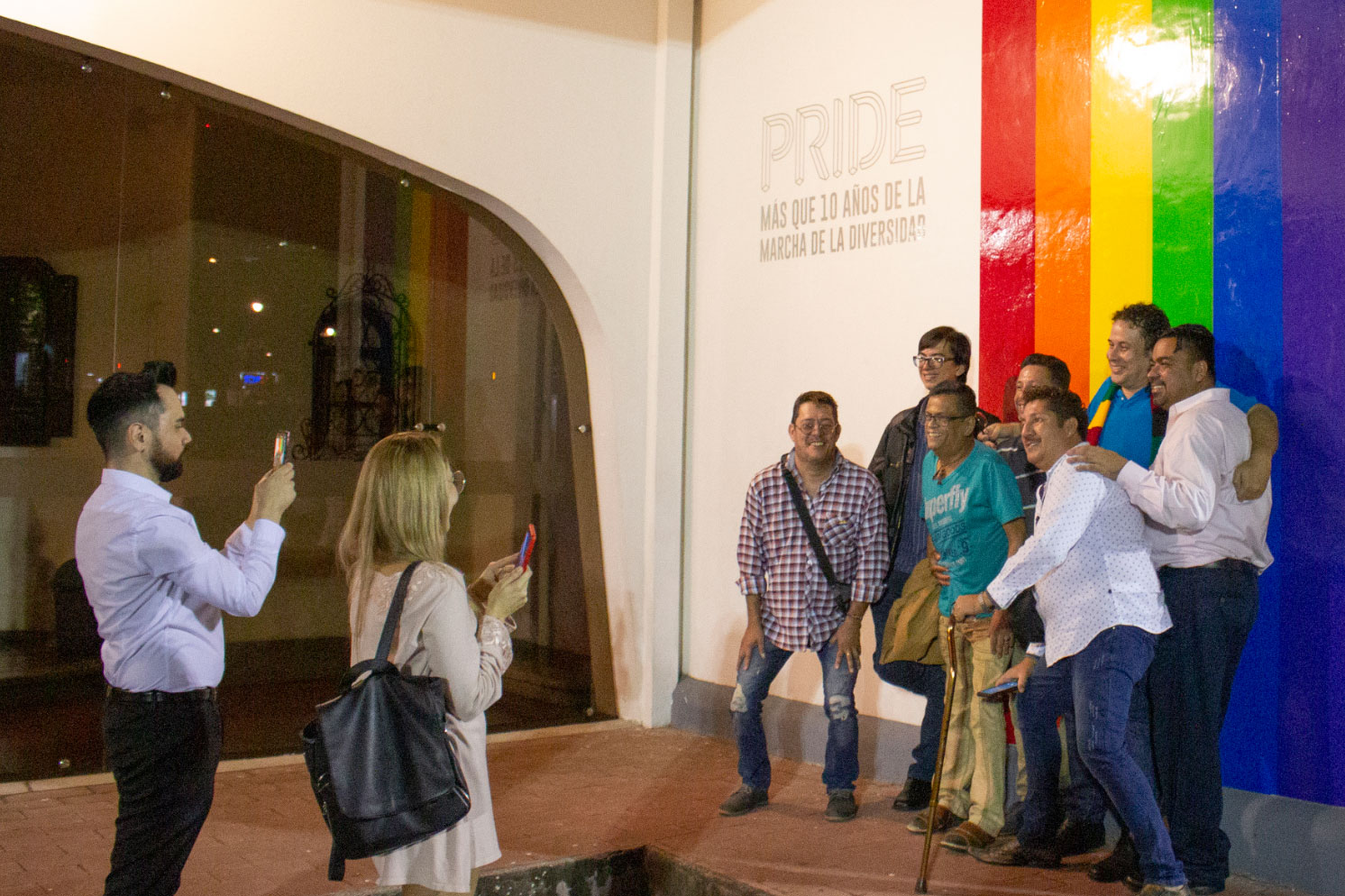 Fotografía de sala exterior del museo con visitantes