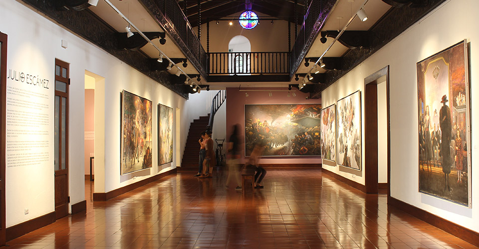 Sala de la exposición de Julio Escámez.