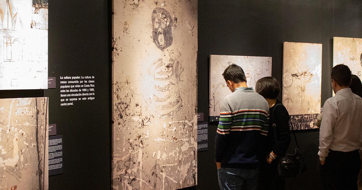 Personas visitando la exposición: San Lucas. Tiempo fragmentado.