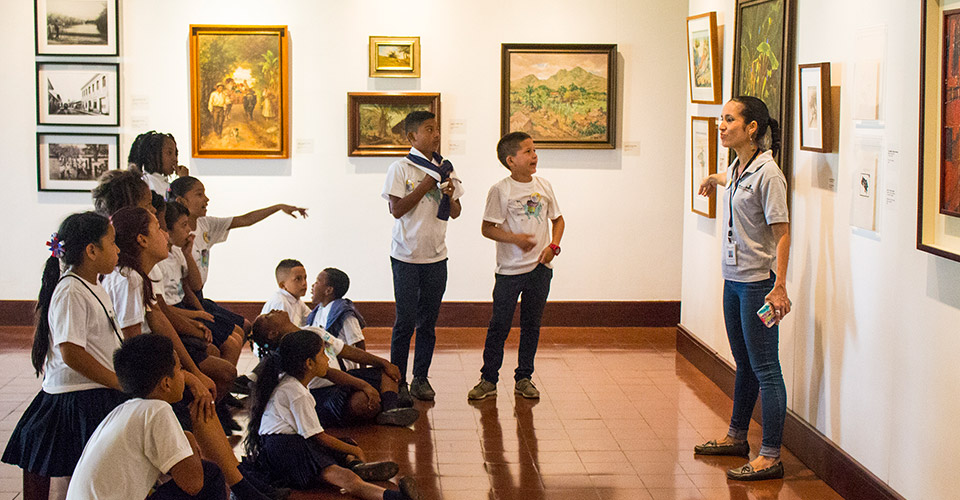 Visita guiada en el Museo de Arte Costarricense.