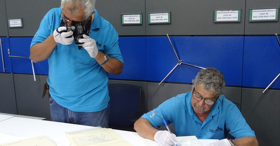 Colaboradores institucionales documentando obras en el Acopio del MAC