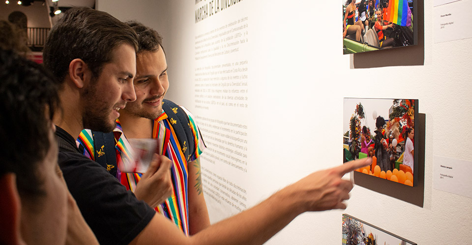 Visitantes en una sala de exposición del Museo de Arte Costarricense.