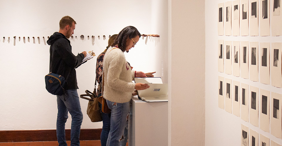 Visitantes en una sala de exposición del Museo de Arte Costarricense.