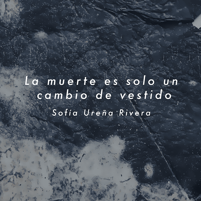 Imagen gráfica: "𝙇𝙖 𝙢𝙪𝙚𝙧𝙩𝙚 𝙚𝙨 𝙨𝙤𝙡𝙤 𝙪𝙣 𝙘𝙖𝙢𝙗𝙞𝙤 𝙙𝙚 𝙫𝙚𝙨𝙩𝙞𝙙𝙤"