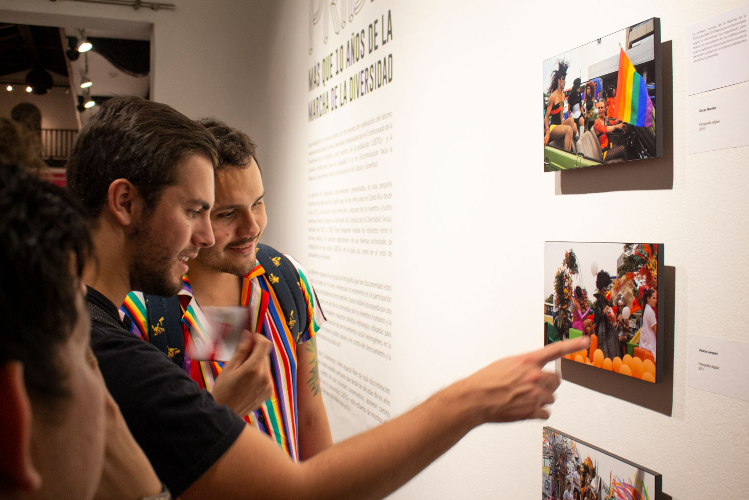 Fotografía de sala exposición con visitantes