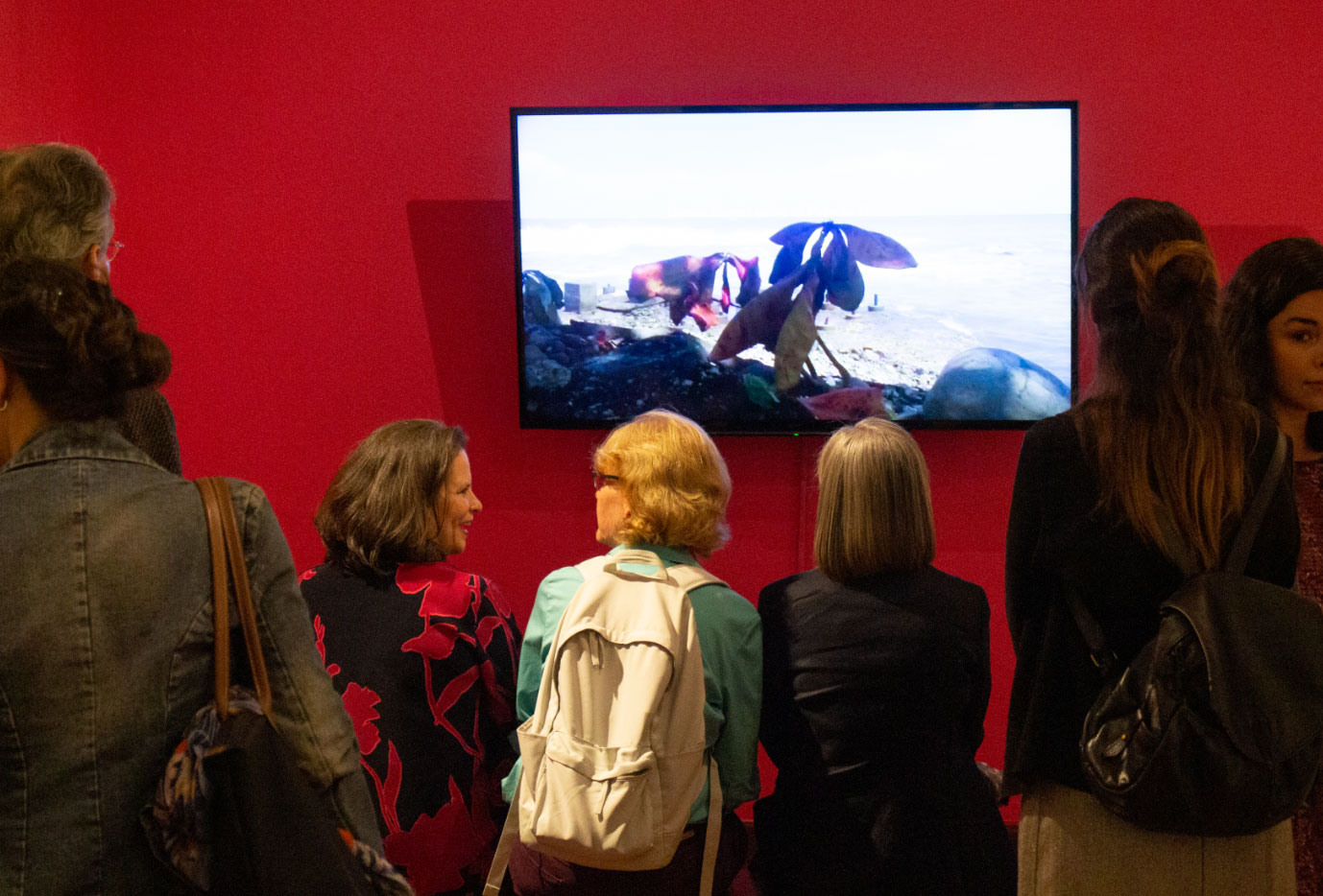 Fotografía de sala exposición con visitantes